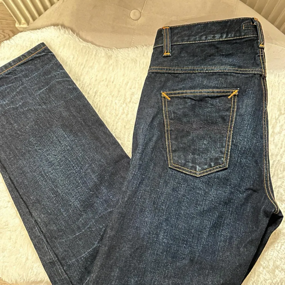 Ett par feta helt nya nudie jeans som är helt fläckfria. Skick: 10/10. Storlek: W32 L32. Färg-mörkblå. Modellen sitter som Levis 501. Nypris 1600kr.  . Jeans & Byxor.
