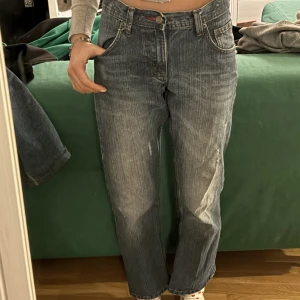 Lågmidjade Lee jeans  - Säljer dessa lågmidjade Lee jeans jag köpte i Paris eftersom de är för korta för mig som är 161. Står ingen storlek men passar mig i midjan som vanligtvis har 24-25. Finns även justerbart midjeband så man kan göra större eller mindre ❤️ 