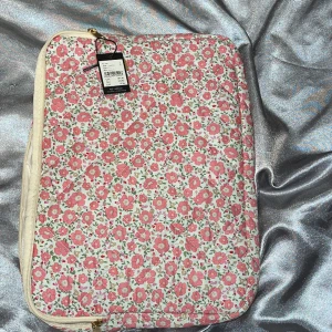 datorfodral🩷 - superfint datorfodral från Hemtex som är perfekt nu till våren, inte använd och prislappen finns kvar. Super check med fack inuti, 26x36 cm