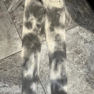 Jeans  - Snygga jeans från Gina tricot, perfekt jeans i storlek W27. Ovanlig design, väldigt populär och omtyckt design. Säljer pga garderobrensning. Kika gärna på mina andra annonser, säljer mycket:) 