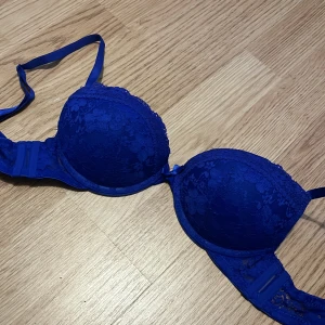 Blå bh - Säljer denna blå bh i storlek 70B.