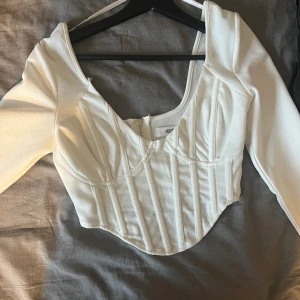 Topp - Väldigt fin festlig topp, har haft den på mig ett fåtal gånger. Färgen vit. Nypris 350kr