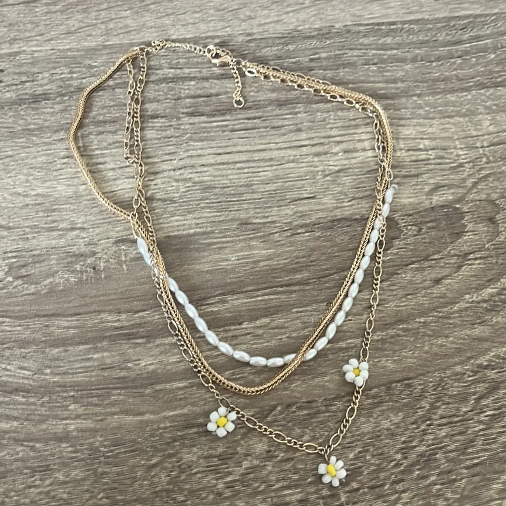 Super fint halsband! Passar nu till sommaren. Aldrig andvänd. Asusteet.
