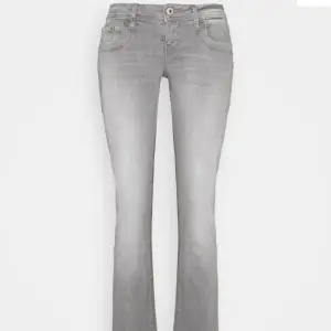 Eftertraktade jeans från ltb i modellen valerie. De är andväda men i bra skick. Jag är 164 och de är perfekta i längden✨✨