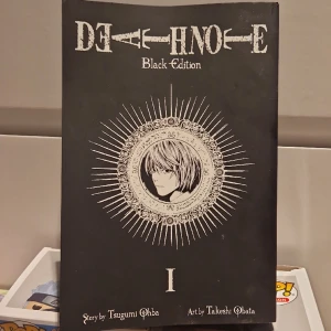 Death note (Black Editon) - Manga på engelska i bra skick. Innehåller bok n.1 och 2. Köptes för 180kr.  