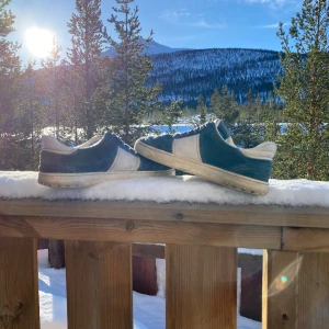 Valentino flycrews  - Säljer dessa fina valentino flycrews. Välanvända och har små deffekter. Omsydda nyss så inga trådar lösa till sulan. 10 piggar kvar. 