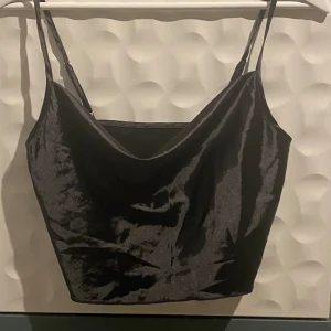 Svart linne från Shein storlek S nytt!  - Svart linne från Shein storlek S nytt!  Ställbara axelband  Oanvänt Polyester  