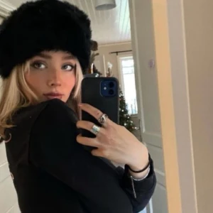 Svart päls mössa - Så så snygg svart fejk päls mössa!! Skriv vid frågor eller fler bilder😍🤗