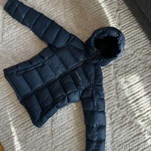 Dunjacka från Peak Performance, Frost Down Jacket heter modellen.  Perfekt skick, endast använd någon enstaka gång.  Jackan är i strl XS, men passar även mig som brukar ha S i jackor. Nypris  4200kr