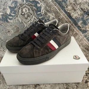 Moncler skor  - Hej! Säljer nu mina moncler skor köpa från Mytheresa Låda och tags medföljer  Skriv ifall ni har några frågor eller funderingar