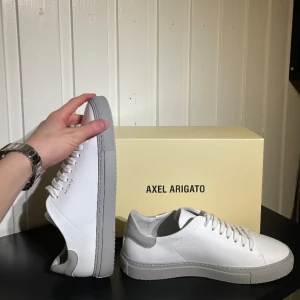 AXEL ARIGATO🍾 - Säljer nu mina Axel Arigato clean 90 i storlek 42 Köpta för 2500kr säljer för 2000!!!! Pris kan diskuteras! Hör av dig vid frågor och funderingar