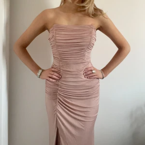 Lång balklänning - Vacker balklänning med korsettopp! I ljusrosa färg. Storlek S, perfekt längd för mig som är 175 :) Använd en kväll, så helt nyskick. 💕