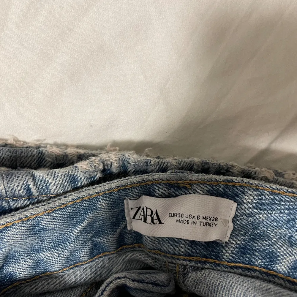 Säljer ett par jeans från Zara i storlek 38, passar er som är lite längre. Jag är 163cm och dom är lite för långa på mig. Säljs för 70kr + frakt, alternativ mötas upp i Stockholm . Jeans & Byxor.