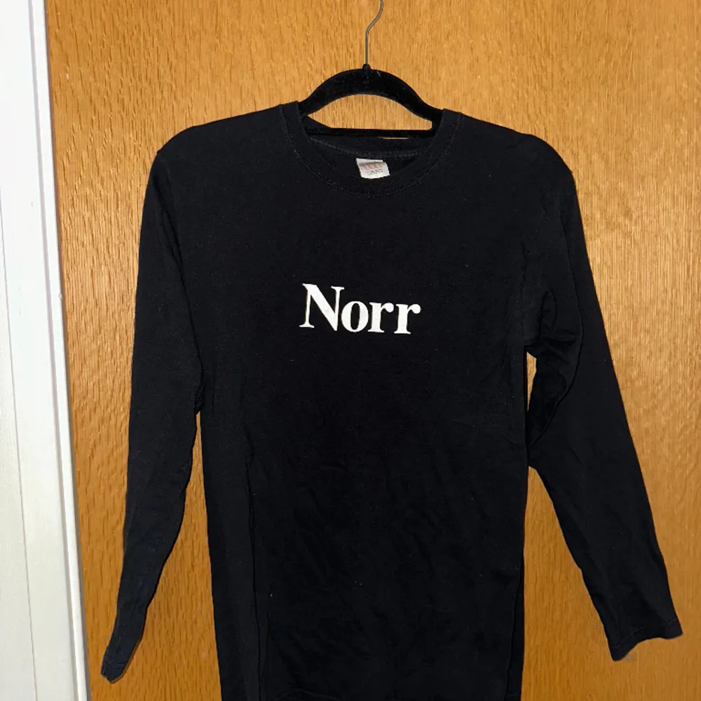 Säljer nu min tröja från Norr. Den är tunn i materialet. Storleken är S men passar också Xs. Skriv om du undrar något.. Hoodies.