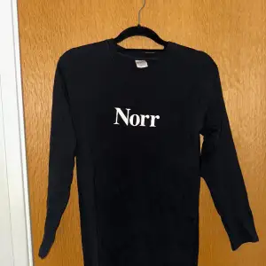 Säljer nu min tröja från Norr. Den är tunn i materialet. Storleken är S men passar också Xs. Skriv om du undrar något.