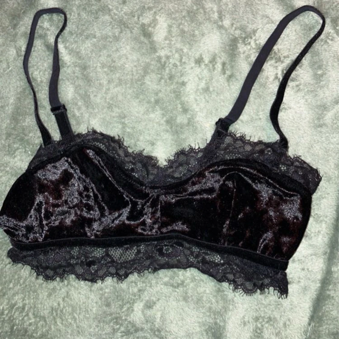Svart BH-topp i sammet från NA-KD