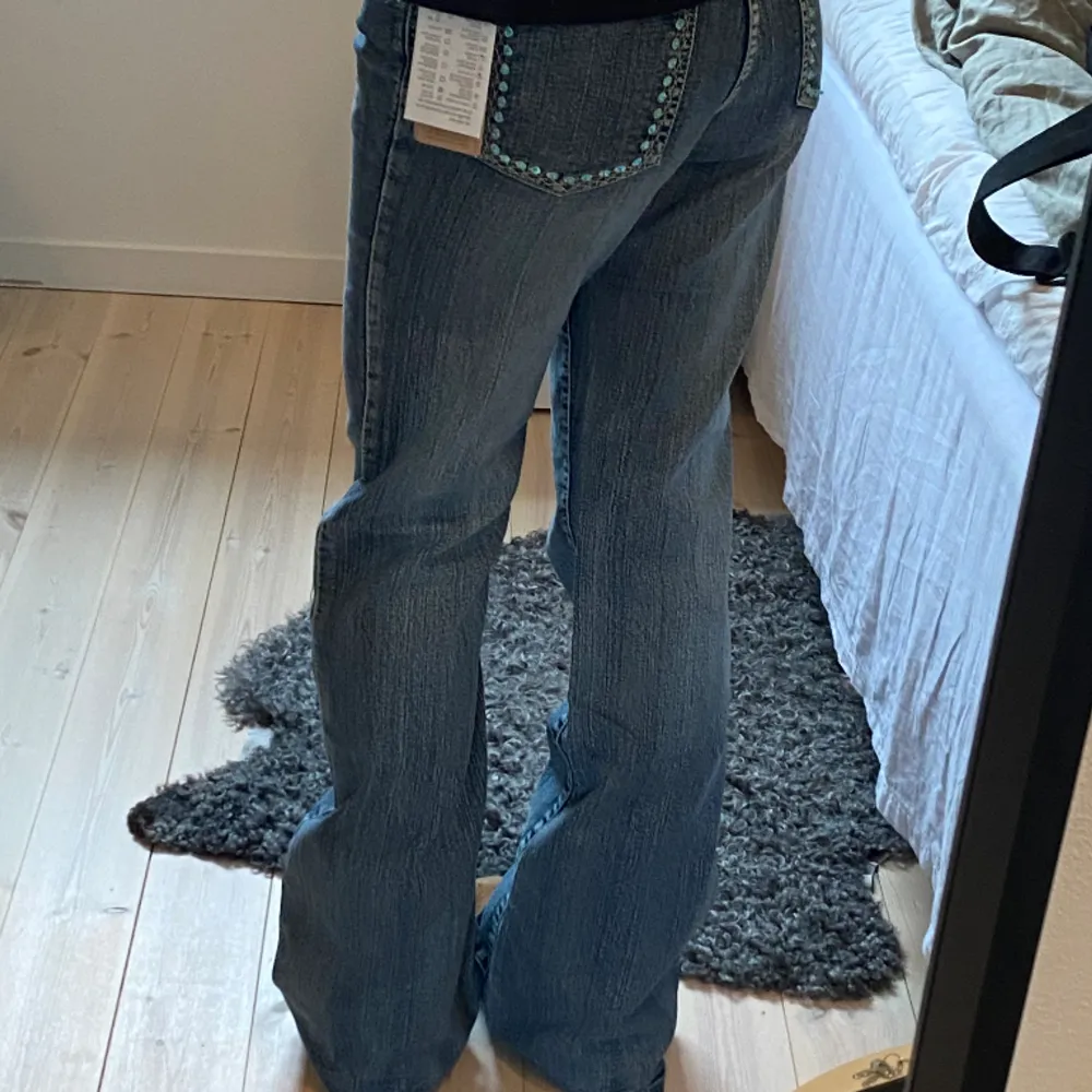 Jätte fina bootcut jeans med låg midja och fina detaljer på fickorna🤩 De är helt nya och aldrig använda, lappen är kvar! Det är bara att skriva för fler bilder eller om ni har frågor🫶🏼 Innerbenslängd: 83 cm Midjemått: 35 cm. Jeans & Byxor.