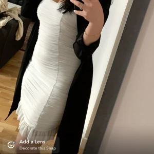 Vit figur formad klänning studentklänning - Märke: Giorgia Super snygg klänning formas efter kroppen och har insydda ”pads” så man behöver ingen bh. Klänningen har mycket stretch, och volang längt ner.  Testat bara, storlek s/m men jag är en Xs och den passar mig då den är stretch.  Studentklännig 