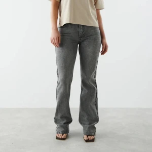 Gråa jeans  - Gråa jeans från Gina tricot i storlek 36, knappt använda. Nypris 500
