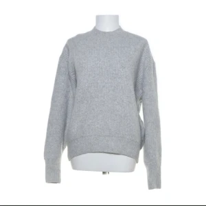 Grå stickad tröja - Grå stickad tröja använd fåtal gånger, skriv för fler frågor!🤗köparen står för frakten 