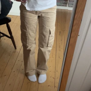 Cargo pants - Beiga cargo pants i stl 32! Passar perfekt på mig som är runt 160cm. Säljer eftersom de inte är min stil längre! 💗Tryck gärna köp nu! Pris kan diskuteras