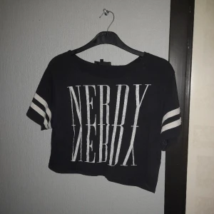 magtröja/t-shirt - Säljer nu en magtröja/t-shirt som ej används längre. Inget är slitet som jag har kunnat se och är i ett bra skick men är använd några gånger. (såklart tvättad!!) Tröjans text är vit och resten är svart som man kan se på bilderna. 