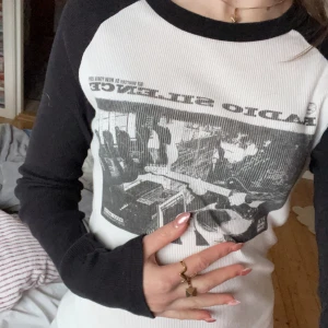 Radio silence - Säljer denna radio silence tröjan! Den är i superbra skick. Säljer pga att den inte kommer till användning! Köparen står för frakt. För fler frågor kontakta mig 💞💞Pris kan alltid diskuteras!