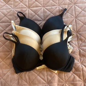 Bh-ar - 4 bh-ar från Lindex två svarta, en vit och en beige. Avtagbara band Storlek 70D på alla  100kr för allt