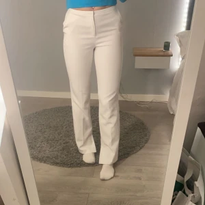 Vita kostymbyxor  - Vita kostymbyxor som är midwaist från Gina. Är 167 och dom är lite för korta för mig, hör av dig om fler bilder eller frågor😊