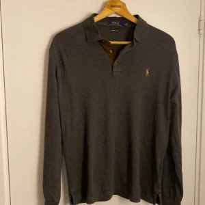 Ralph lauren rugbytröja - Tja! Säljer denna feta raffe ”rugby tröjan”. Storlek M men passar även S. Nypris ligger på 1299, mitt pris 349kr. Inga defekter eller konstigheter, skriv om funderingar. Priset är ej hugget i sten!💸