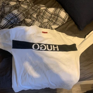 Hugo boss tröja  - Säljer en Hugo boss tröja då den varken passar mig eller ör min still . Tar självklart mer bilder på den ol de så önskas den är 100% äkta sälj billigt då jag vill bli av med den