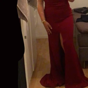 Balklänning - Säljer denna vinröda balklänning. Det är en mindre  Medium i storlek 