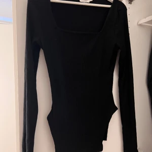 Topp  - Säljer denna fina svarta topp som passar perfekr till en skoldag. Toppen har slits på sidorna och en u-ringning. 