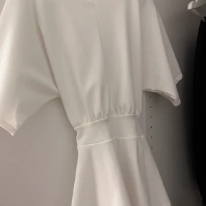 Blus - Säljer denna söta topp som jag har köpt från Boohoo. Storkelt M. Men skulle även passa en S. En fin topp med skärp till som man kan knytta både fram och bak på toppen. 