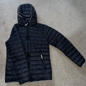 Dunjacka - En svart dunjacka med märket Mc kinley. Storleken är 158/164 men passar mig som har S. Endast använd en vintersäsong, mycket bra skick😊