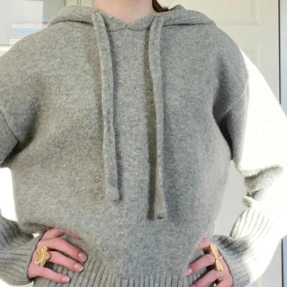 Denna snygga hoodie ska nu säljas för den inte kommer så mycket till intresse för mig längre! Den är i bra skick och har bara använts i 4 månader 💘 Pssst!! Ordinarie priset är 500kr. Stickat.