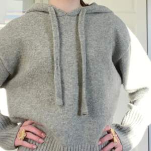 Denna snygga hoodie ska nu säljas för den inte kommer så mycket till intresse för mig längre! Den är i bra skick och har bara använts i 4 månader 💘 Pssst!! Ordinarie priset är 500kr
