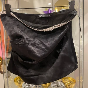 Zara topp - Säljer denna jätte fina zara toppen! I väldigt bra skick. Storlek xs och pris 175 ❤️