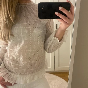 Så så fin blus  - Fin blus. Bra skick💞💞passar xs s och m. 🌟🌟🙌🏼🙌🏼💕💕💋💋