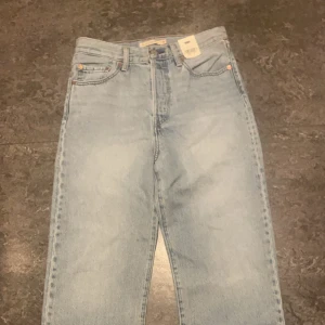 Levi’s Jeans  - Fick dessa som en present när jag fyllde år men dom är för liten för mig. Helt oanvända jeans i storlek 28x27. Dessa hennes går för 1200 typ men jag säljer dom för 900kr men priset kan diskuteras 