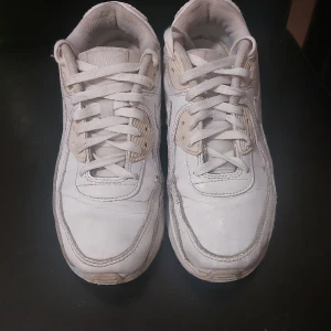 Nike air max 90 - Säljer ett bar skor i storlek 38 priser kan diskuteras vid snabb affär vid fler frågor kontakta mig 