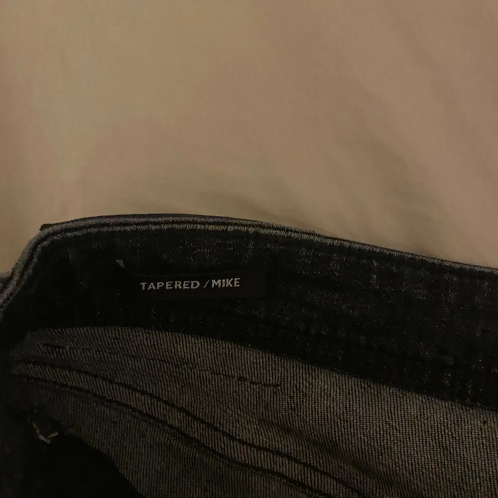 Säljer mina Jack & Jones jeans, tyvärr för små, riktigt snygga och ”grischiga”, snygg tvätt och skönt matrial, kan gå ner i pris vid snabb affär. Jeans & Byxor.