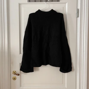 Stickad tröja NA-KD  - Svart stickad tröja från NA-KD i storlek S. Oversized. Vida ärmar och de är uppvikta som är sytt på ärmarna. Använd men i fint skick. Bara att fråga om det är något du undrar! Kan mötas på Järntorget i Göteborg eller skicka, köparen står för frakt.
