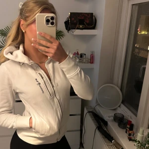 Sail racing kofta  - Säljer denna snygga sail racing koftan, det är storlek M men passar även S. Det är märke i spegeln och inte på tröjan   Nypris 1499 kr