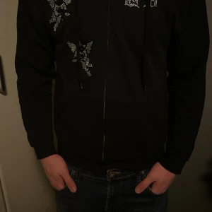 Bvaldi hoodie - Tjena! Säljer denna Bvaldi hoodien då den inte kommer till användning. Bra skick. Storlek M men passar XS-S.