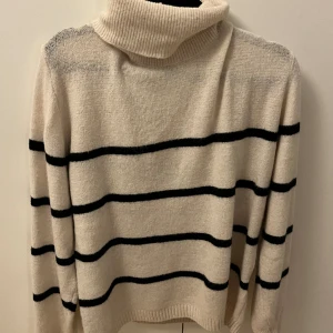 Stickad tröja - Randig stickad tröja från Lindex, knappt använd. Köpare står för frakt.