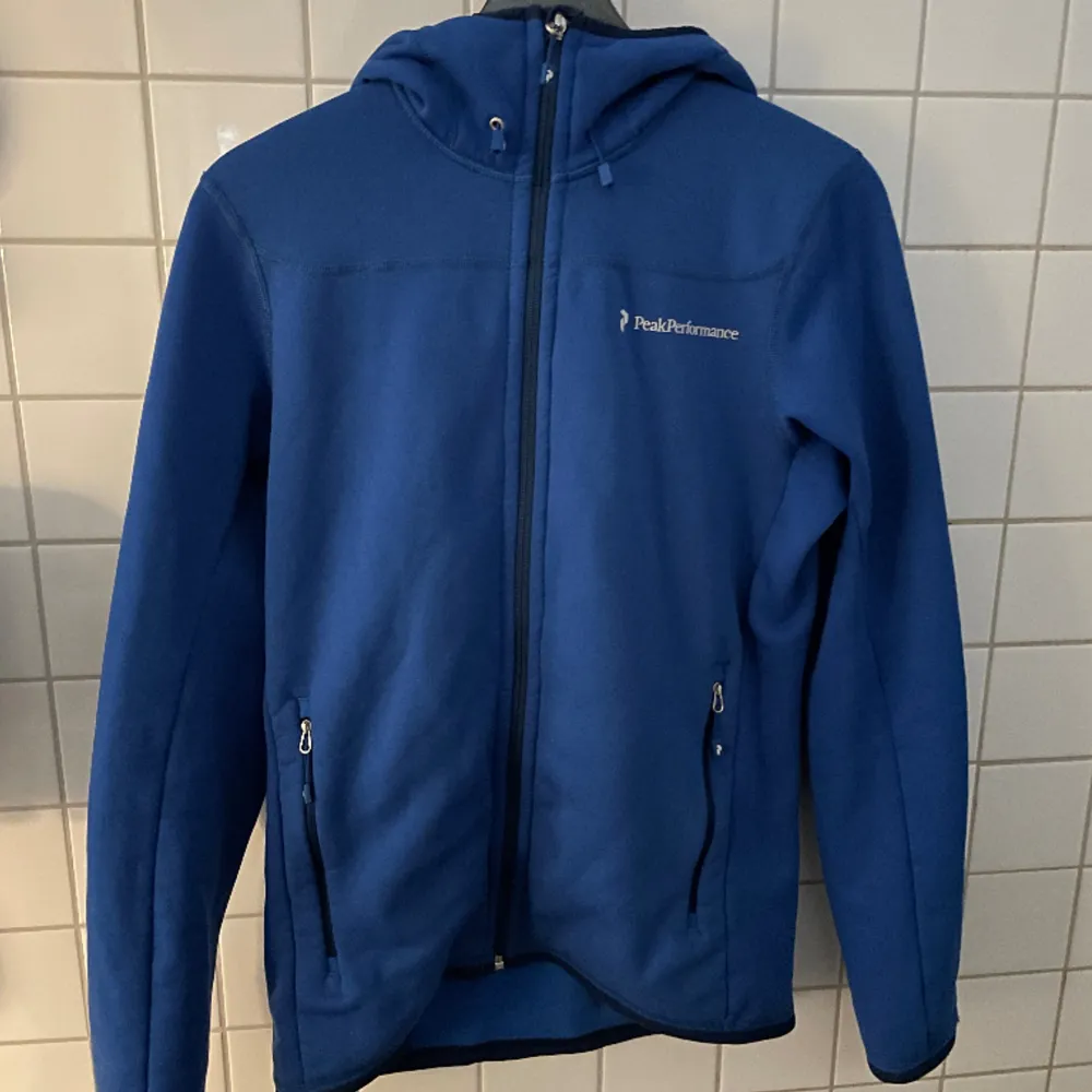 Storlek S. Väldigt fint skick. Nypris ca 1000kr. Hoodies.