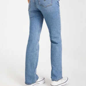 Lågmidjade jeans  - Jättefina lågmidjade Levis jeans. Dem är modellen superlow boot och i nyskick då de bara är använda två gånger. Säljer för jag tyckte att dem var för stora. Nypris är 999💕💕