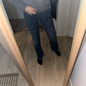 Zara low waist bootcut jeans - Populära jeans från Zara, slutsålda. 90% bomull 6% polyester 4% elastan Jeansen är använda men i gott skick förtom på en av bilderna så ser ni slitningar från att dom har släpat i marken.