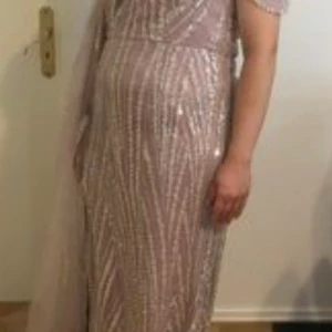 Bröllopsklänning  - storlek 40/42 Använd bara 1 gång fräsch och ny. Priset kan även diskuteras